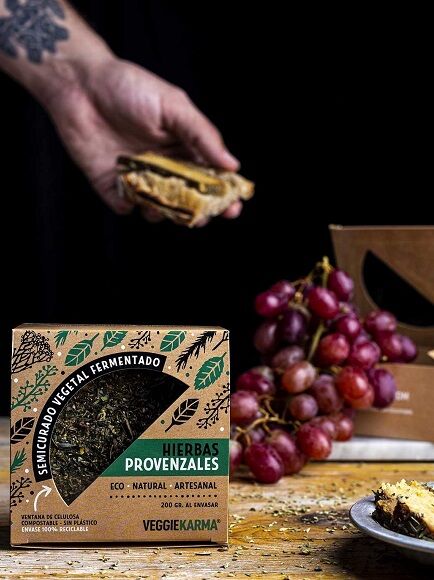 QUESO VEGANO SEMICURADO VEGETAL CON HIERBAS PROVENZALES 200 GR 1 UD. - SIN GLUTEN (BARCELONA) VEGGIE KARMA - ECO