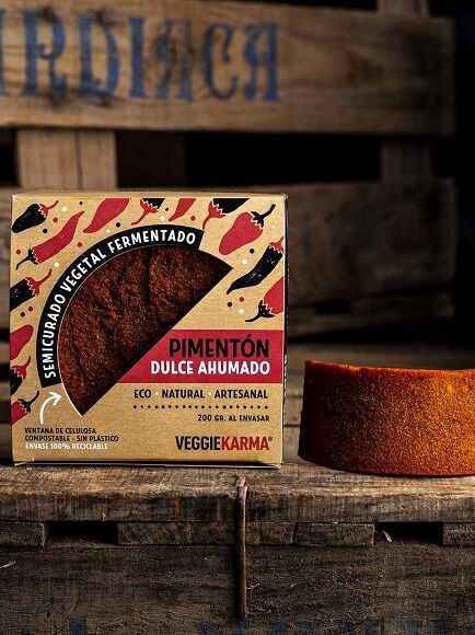 QUESO VEGANO SEMICURADO VEGETAL CON PIMENTON DULCE AHUMADO 200 GR 1 UD. - SIN GLUTEN (BARCELONA) VEGGIE KARMA - ECO