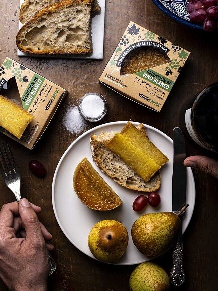 QUESO VEGANO SEMICURADO VEGETAL CON REDUCCIÓN DE VINO BLANCO 200 GR 1 UD. - SIN GLUTEN (BARCELONA) VEGGIE KARMA - ECO