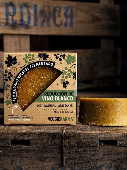 QUESO VEGANO SEMICURADO VEGETAL CON REDUCCIN DE VINO BLANCO 200 GR 1 UD. - SIN GLUTEN (BARCELONA) VEGGIE KARMA - ECO