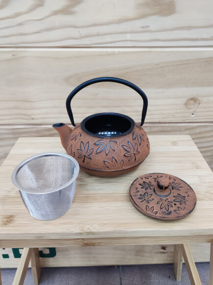 TETERA DE HIERRO FUNDIDO CON COLADOR COLOR TEJA CON HOJAS 600 ML 1 UD (JAPÓN)