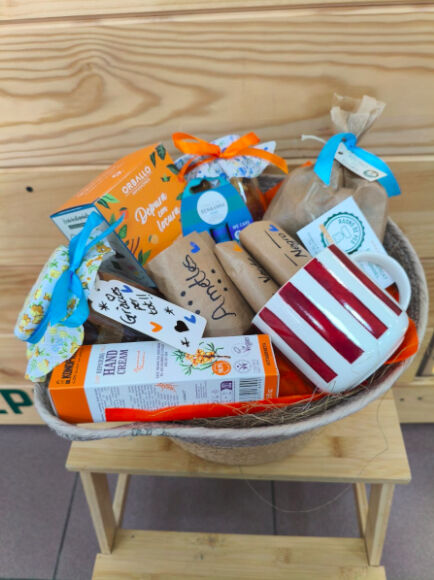 CESTA ALIMENTACIÓN Y COSMÉTICA Nº 0059 "PASEO DE VERANO" 1 UD (SILLA) RAONS DE PES