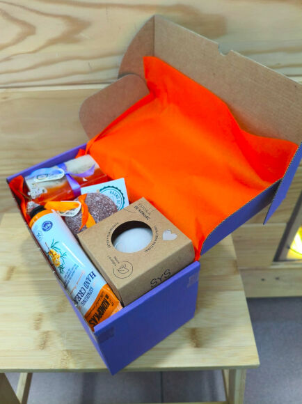 CESTA COSMÉTICA Nº 0007 "ESSÈNCIA PURA" 1 UD (SILLA) RAONS DE PES