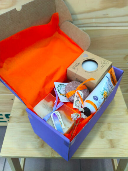 CESTA COSMÉTICA Nº 0007 "ESSÈNCIA PURA" 1 UD (SILLA) RAONS DE PES