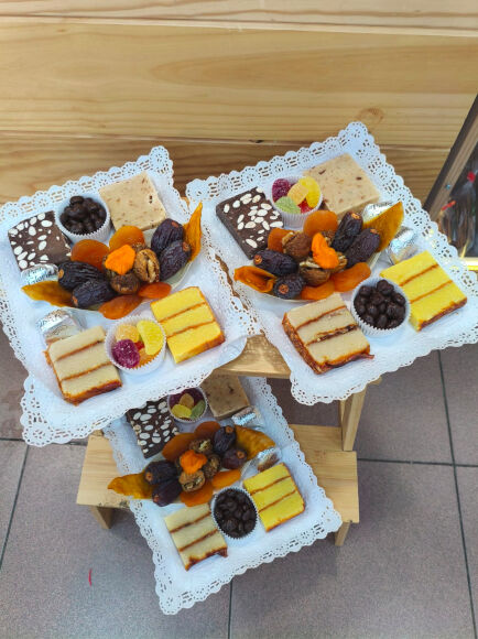 BANDEJAS DE DULCES PERSONALIZADAS, EJEMPLO Nº 006 "BOMBONES, TURRONES, FRUTAS Y GOMINOLAS" 1 UD (SILLA) RAONS DE PES