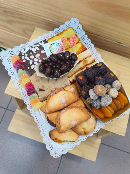 BANDEJAS DE DULCES PERSONALIZADAS, EJEMPLO Nº 011 "BOMBONES, TURRONES, FRUTAS, GOMINOLAS Y PASTELITOS" 1 UD (SILLA) RAONS DE PES