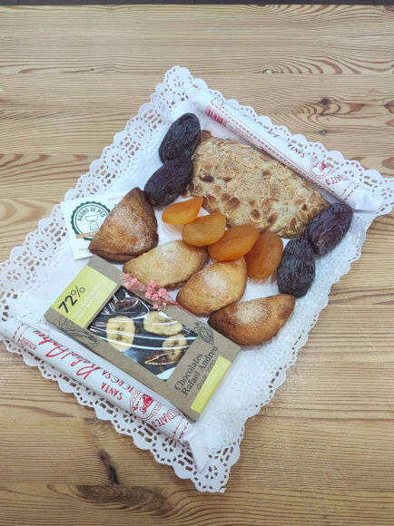 BANDEJAS DE DULCES PERSONALIZADAS, EJEMPLO Nº 012 "CHOCOLATES, FRUTAS Y PASTELITOS" 1 UD (SILLA) RAONS DE PES