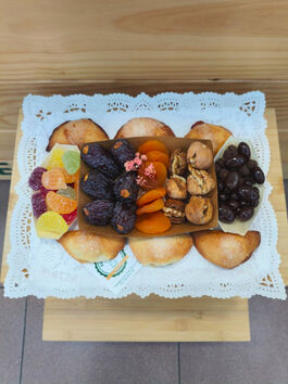 BANDEJAS DE DULCES PERSONALIZADAS, EJEMPLO Nº 013 "FRUTAS, BOMBONES, GOMINOLAS Y PASTELITOS" 1 UD (SILLA) RAONS DE PES