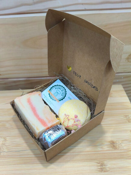 CESTA COSMÉTICA Nº 0061 "PETITS PLAERS CONSCIENTS" 1 UD (SILLA) RAONS DE PES