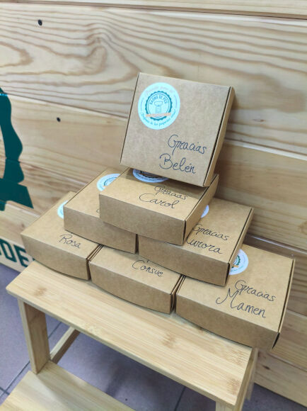 CESTA COSMÉTICA Nº 0061 "PETITS PLAERS CONSCIENTS" 1 UD (SILLA) RAONS DE PES